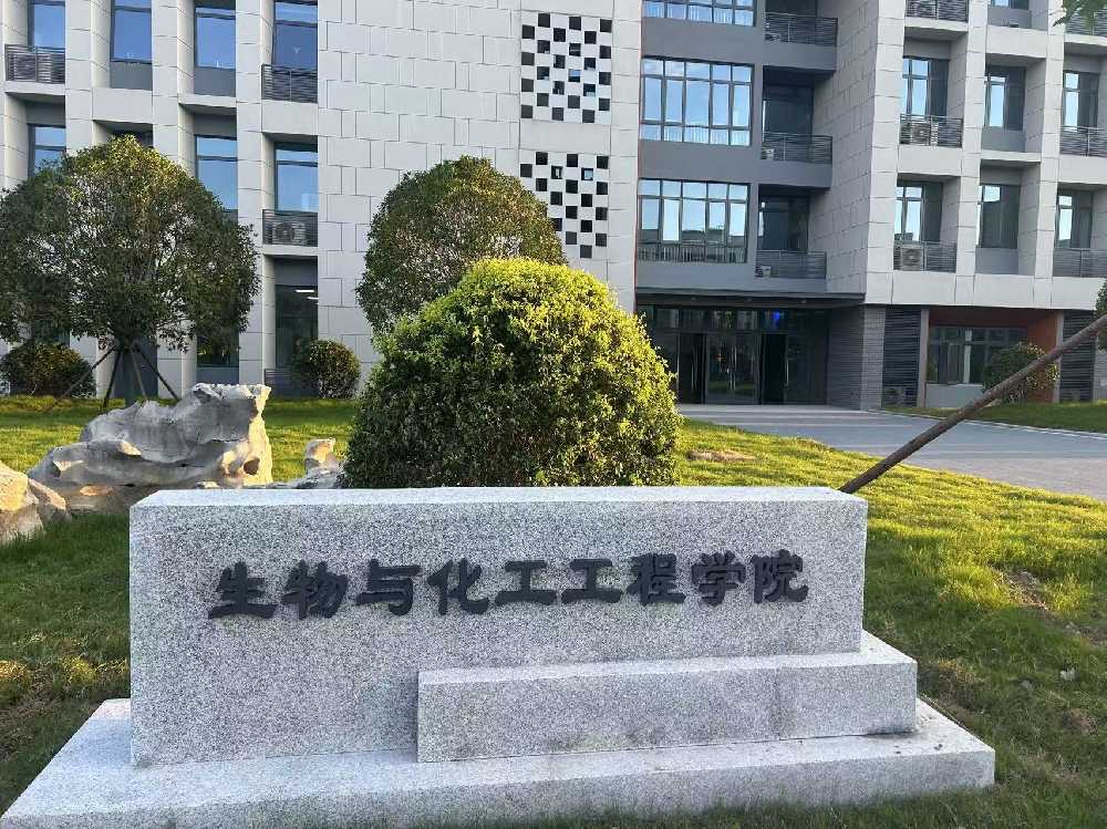 玛曲县扬州职业大学体育场高杆灯项目